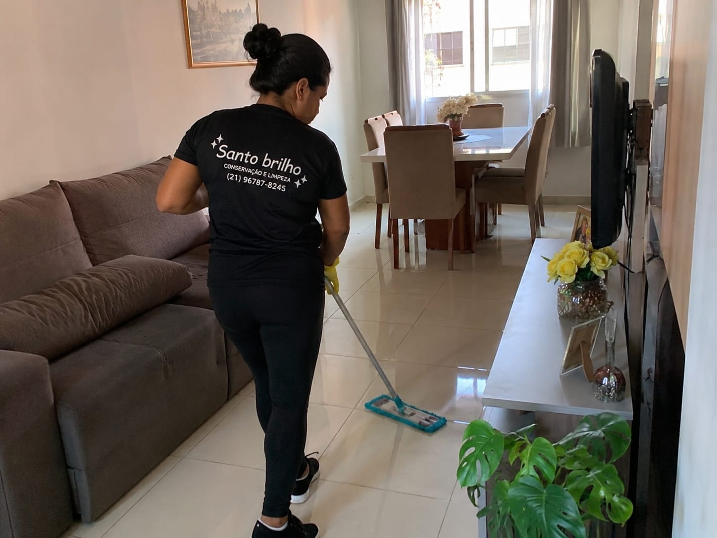 Equipe Santo Brilho na limpeza de piso em residência